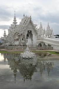 По щучьему веленью. Появился каменный дворец с золотой крышей