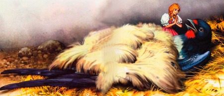 Дюймовочка. Девочка закутала ласточку